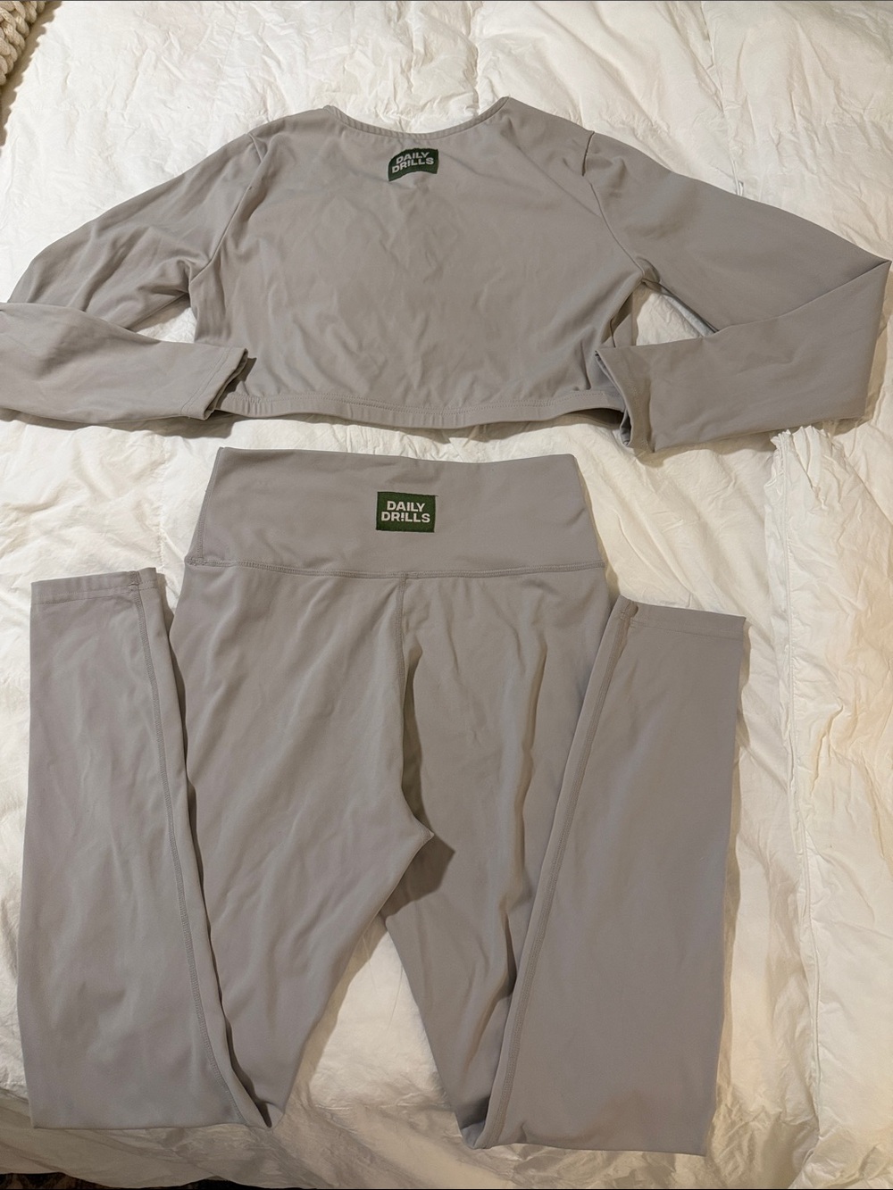 Daily Drills Two-Piece High-Waist Leggings and Long-Sleeve Crop Top — Light Gray